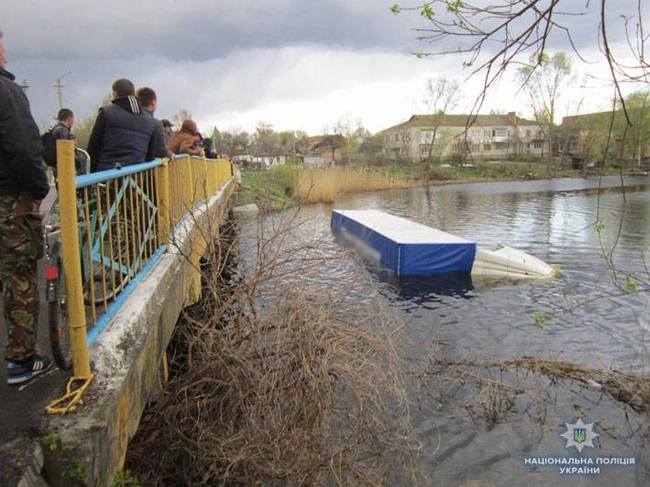 Прокатилась и упала на столе ддт